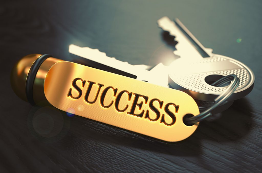 צרור מפתחות שכתוב עליהם הצלחה